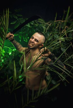 düşmana saldıran sallamalar ile ormanda bir adam