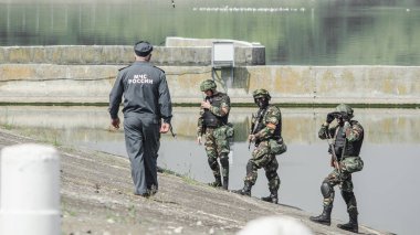 Rusya, Belgorod, 25 Temmuz 2016: egzersizleri özel askeri birimleri. Fırtına çeşitli şekillerde yakalanan Bankası