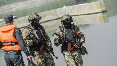Rusya, Belgorod, 25 Temmuz 2016: egzersizleri özel askeri birimleri. Fırtına çeşitli şekillerde yakalanan Bankası