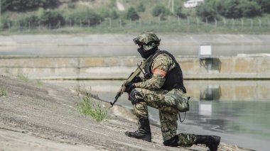 Rusya, Belgorod, 25 Temmuz 2016: egzersizleri özel askeri birimleri. Fırtına çeşitli şekillerde yakalanan Bankası