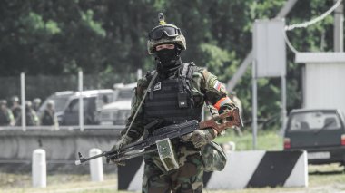 Rusya, Belgorod, 25 Temmuz 2016: egzersizleri özel askeri birimleri. Fırtına çeşitli şekillerde yakalanan Bankası