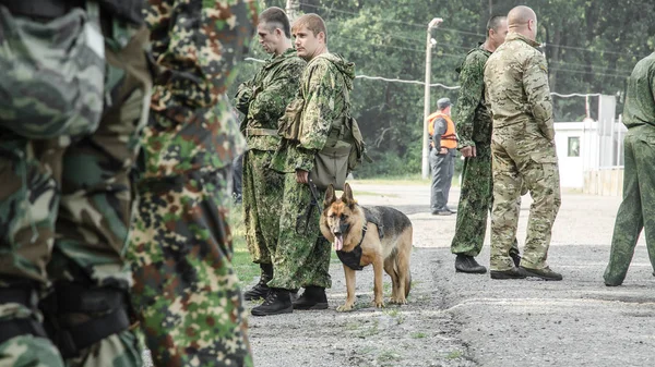 Russia, Belgorod, 25 luglio 2016: esercitazioni di unità militari speciali. tempesta la base catturata in vari modi — Foto Stock