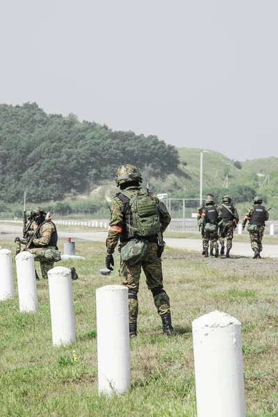 Rusia, Belgorod, 25 de julio de 2016: ejercicios de unidades militares especiales. asaltar la base capturada de varias maneras — Foto de Stock