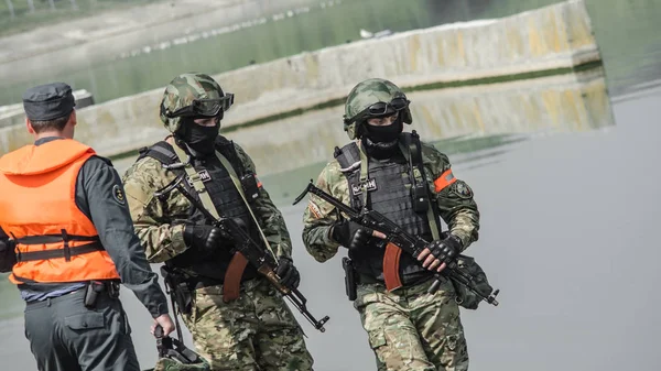 Russia, Belgorod, 25 Juli 2016: Latihan unit militer khusus. menyerbu pangkalan yang tertangkap dengan berbagai cara — Stok Foto