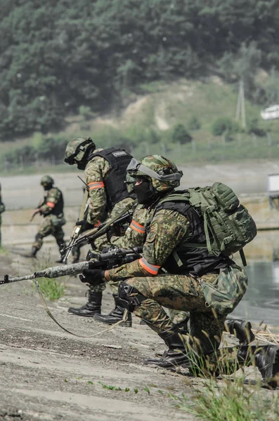 Rusia, Belgorod, 25 de julio de 2016: ejercicios de unidades militares especiales. asaltar la base capturada de varias maneras —  Fotos de Stock
