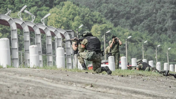 Росія, Білгород, 25 липня 2016: вправи спеціальні військових підрозділів. Буря захопили базу по-різному — стокове фото