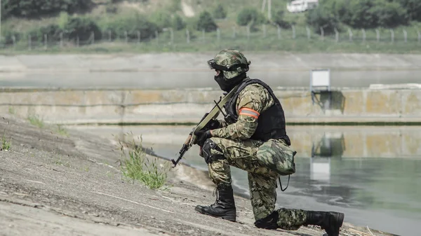 Rusia, Belgorod, 25 de julio de 2016: ejercicios de unidades militares especiales. asaltar la base capturada de varias maneras — Foto de Stock
