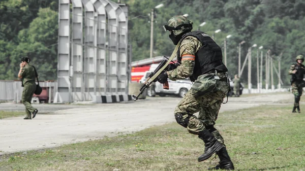 Russia, Belgorod, 25 Juli 2016: Latihan unit militer khusus. menyerbu pangkalan yang tertangkap dengan berbagai cara — Stok Foto