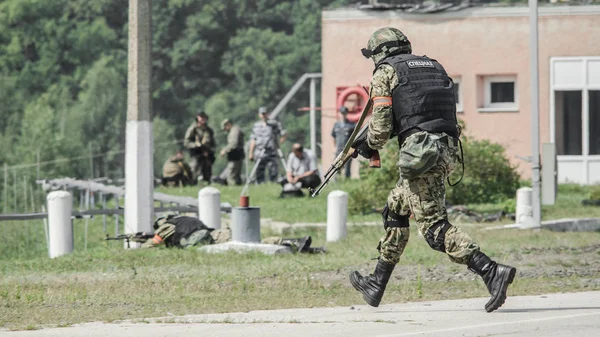 Oroszország, Belgorod, július 25-én, 2016: gyakorlatok speciális katonai egységek. vihar a rögzített bázis különböző módokon — Stock Fotó