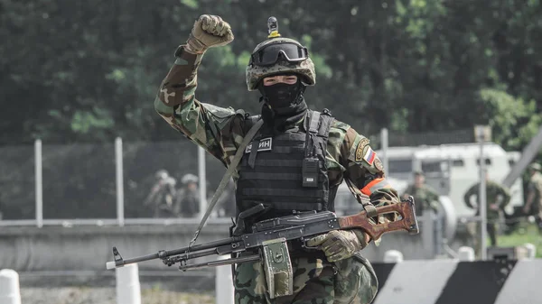 Russia, Belgorod, 25 Juli 2016: Latihan unit militer khusus. menyerbu pangkalan yang tertangkap dengan berbagai cara — Stok Foto