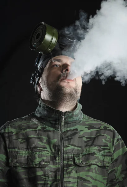 Een foto van een man in een gasmasker in de rook. rookt Viper — Stockfoto
