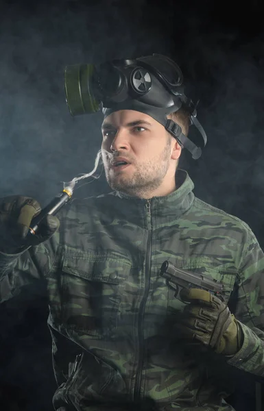 Zdjęcie z facetem w masce gazowej w dymie. pali Viper — Zdjęcie stockowe