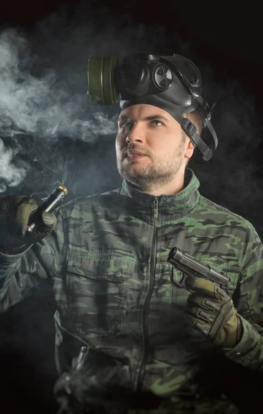 Zdjęcie z facetem w masce gazowej w dymie. pali Viper — Zdjęcie stockowe