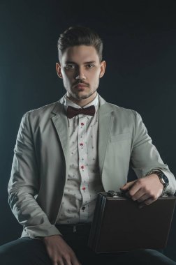 Bir evrak çantası ile genç işadamı