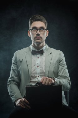 Bir evrak çantası ile genç işadamı