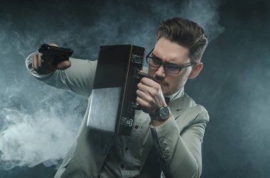 Kasanın saklanıyor işadamı bir çatışmada