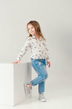 Studio moda giysiler içinde poz içinde çocuk