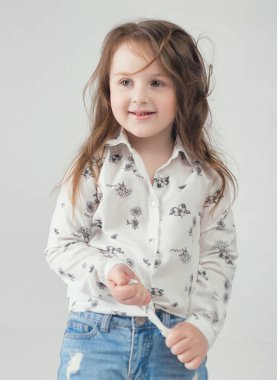 Studio moda giysiler içinde poz içinde çocuk