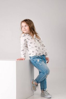 Studio moda giysiler içinde poz içinde çocuk