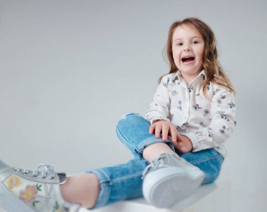 Studio moda giysiler içinde poz içinde çocuk