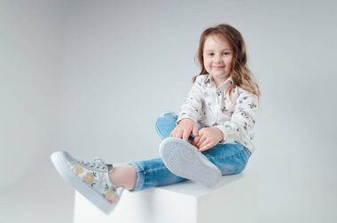 Studio moda giysiler içinde poz içinde çocuk