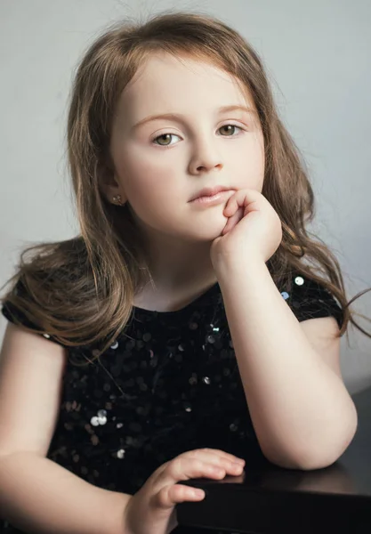 여자 아이 감정의 초상화 — 스톡 사진