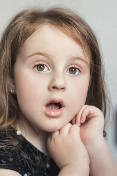 Retrato de uma criança menina com emoções — Fotografia de Stock
