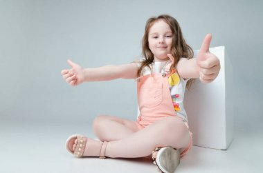 Studio moda giysiler içinde poz içinde çocuk