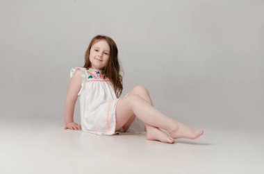 Studio moda giysiler içinde poz içinde çocuk