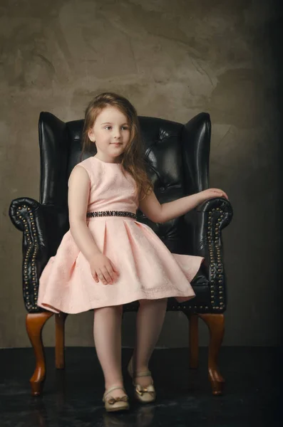 Kind posiert im Studio in modischen Klamotten — Stockfoto