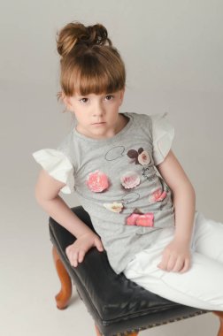 Studio moda giysiler içinde poz içinde çocuk