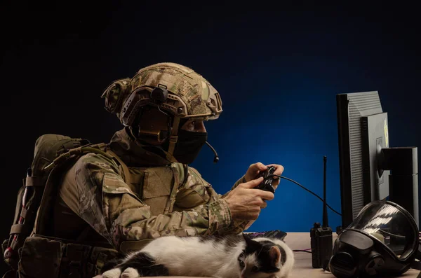 Wojskowy w mundurze siedzi przy komputerze prowadzi wojnę cybernetyczną — Zdjęcie stockowe