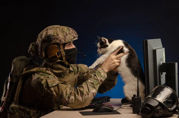 Military in uniform sitting at a computer conducts cyber warfare — Stock Photo, Image