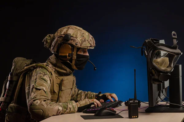 Στρατός με στολή που κάθεται σε υπολογιστή διεξάγει κυβερνοπόλεμο — Φωτογραφία Αρχείου