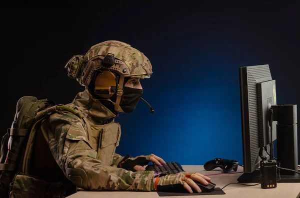 Military in uniform sitting at a computer conducts cyber warfare — Stock Photo, Image