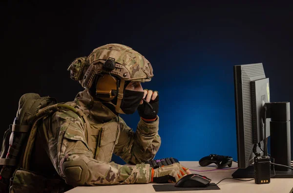 Militari in uniforme seduti a un computer conduce cyber guerra — Foto Stock