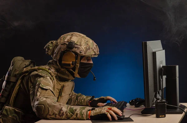 Military in uniform sitting at a computer conducts cyber warfare — Stock Photo, Image