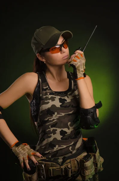 Uma menina de uniforme militar capacete diz no rádio — Fotografia de Stock