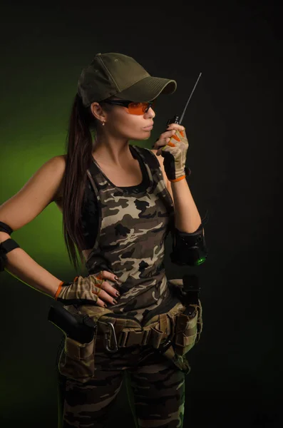 Uma menina de uniforme militar capacete diz no rádio — Fotografia de Stock
