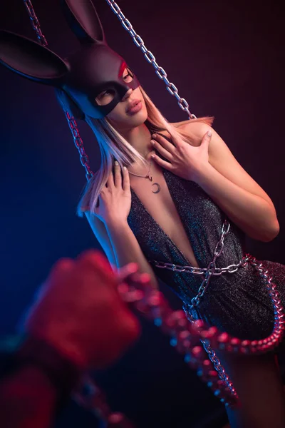 Sexy meisje in bodysuit en konijn masker — Stockfoto