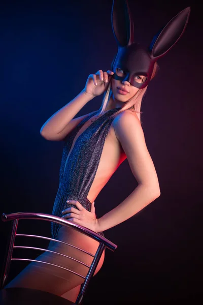 Sexy meisje in bodysuit en konijn masker — Stockfoto