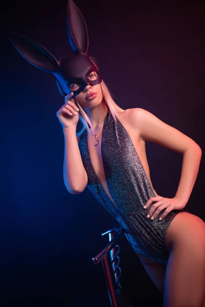 Vücut kıyafetli ve tavşan maskeli seksi kız. — Stok fotoğraf