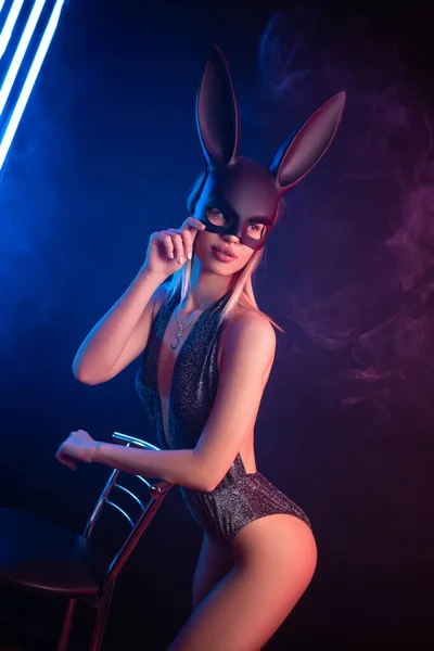 Sexig tjej i body suit och kaninmask — Stockfoto