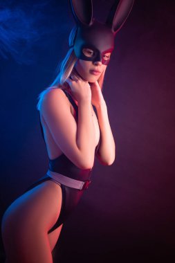 Vücut kıyafetli ve tavşan maskeli seksi kız.