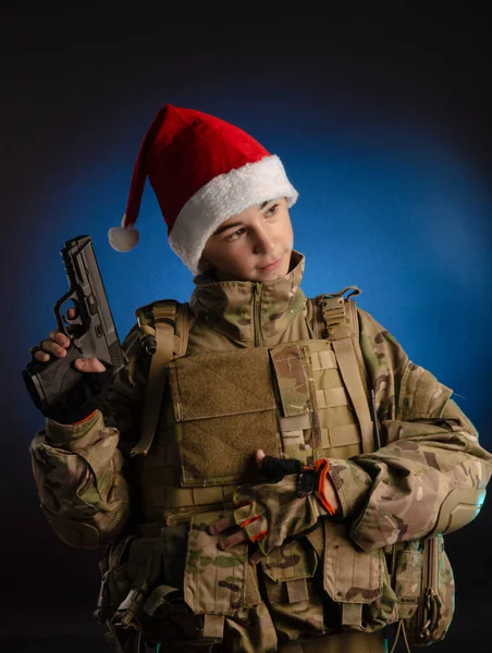 Adolescente em soldados uniforme e chapéu de Papai Noel — Fotografia de Stock