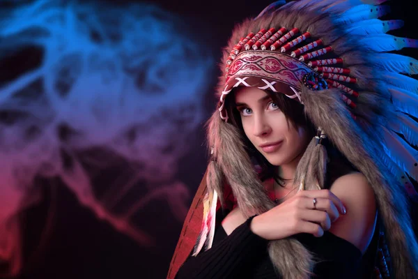 한 아메리카 인디언의 머리 장식이 소녀를 흔들고 있다 — 스톡 사진