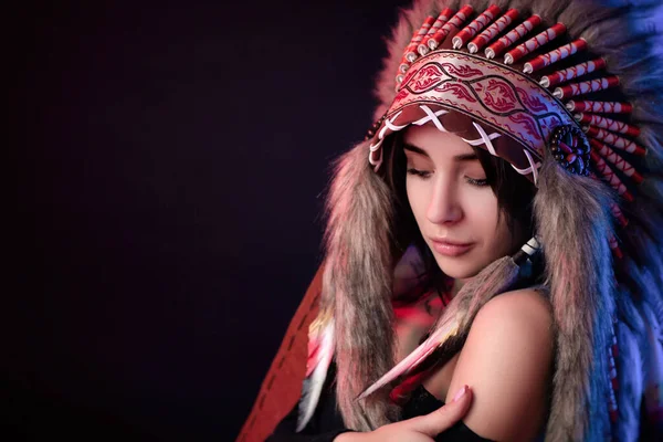 En amerikansk indiansk headdress kackerlacka på flicka — Stockfoto