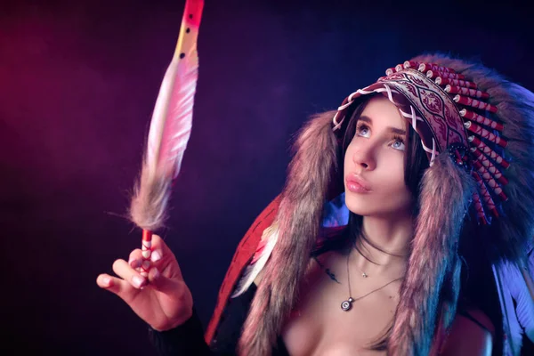 En amerikansk indiansk headdress kackerlacka på flicka — Stockfoto