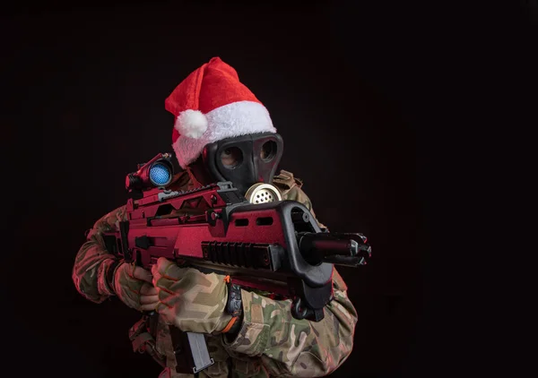 Дівчина в військовому комбінезоні позує з пістолетом в руках на темному тлі в туманності в неоновому світлі — стокове фото