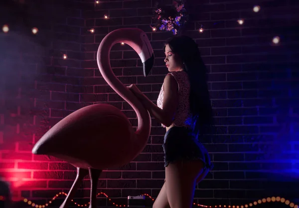 Menina posando com uma grande figura Flamingo — Fotografia de Stock